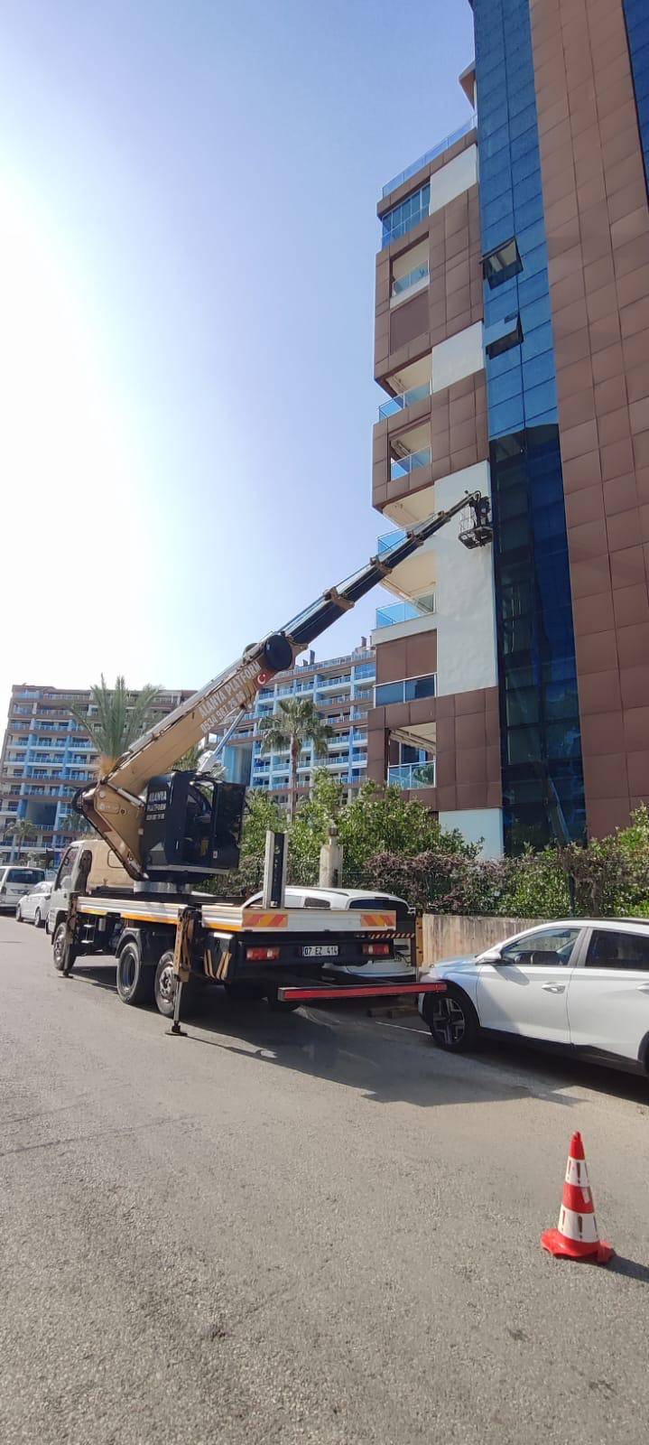 Alanya araç üstü platform kiralama - Cam giydirme cephe temizliği ve bakımı